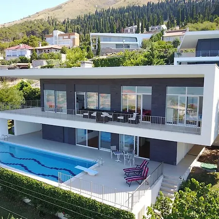 Modern Swimming-pool Villa